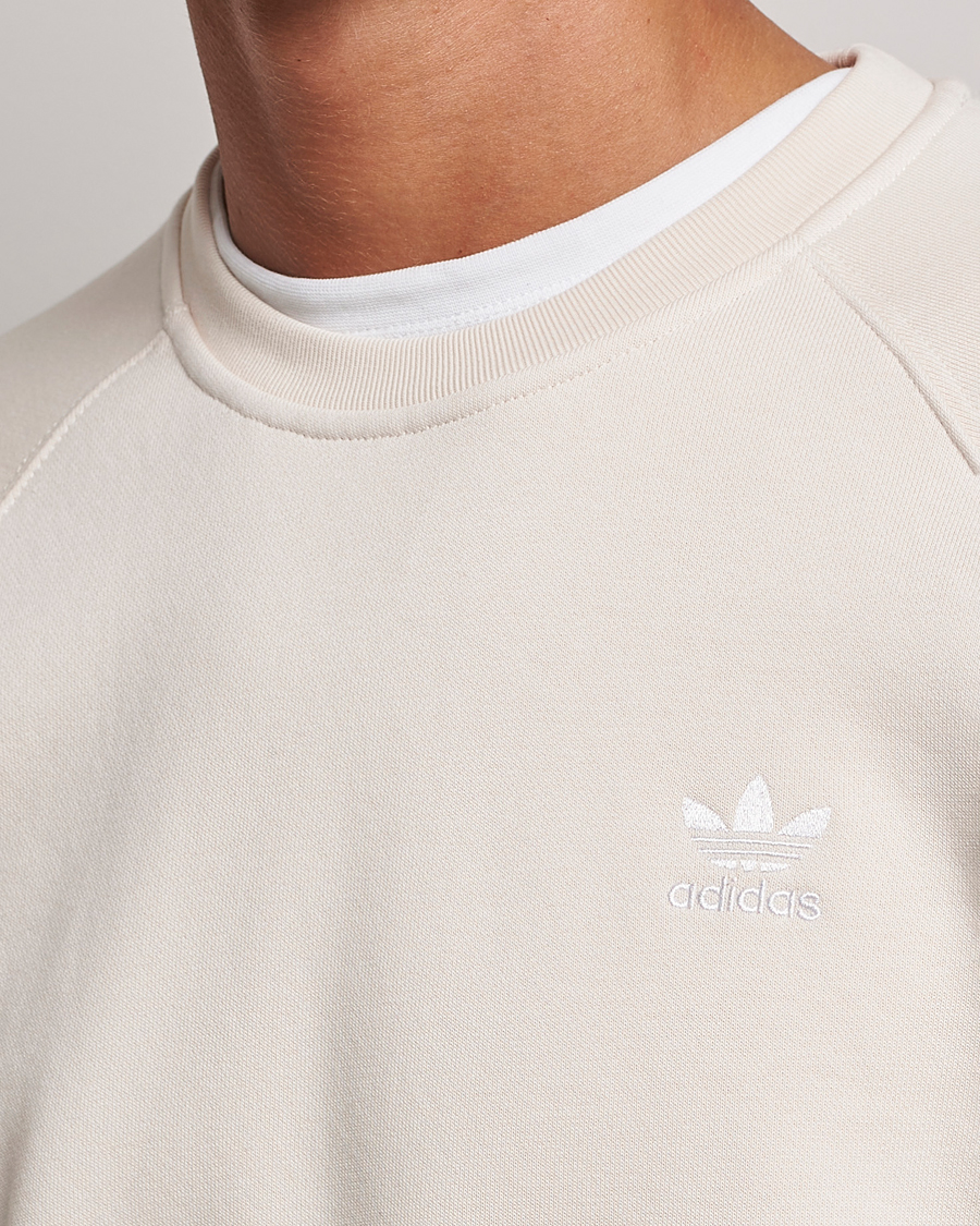 Tragisk Fradrage forvridning adidas Originals Essential Crew Neck Sweatshirt Won White - CareOfCarl.dk