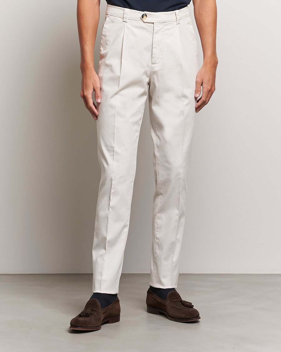 Herre | Quiet Luxury | Brunello Cucinelli | Slim Fit Pleated Trousers Off White