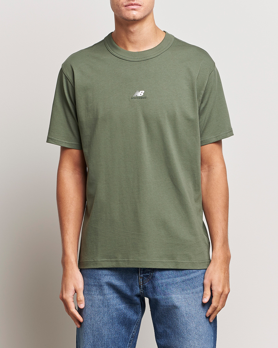 Herre | T-Shirts | New Balance | Athletics Graphic T-Shirt Deep Olive Green