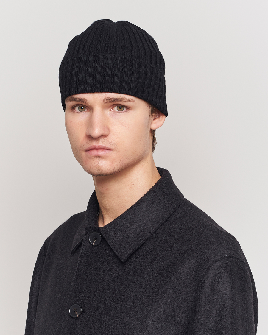Herre | Piacenza Cashmere Ribbed Cashmere Beanie Black | Piacenza Cashmere | Ribbed Cashmere Beanie Black