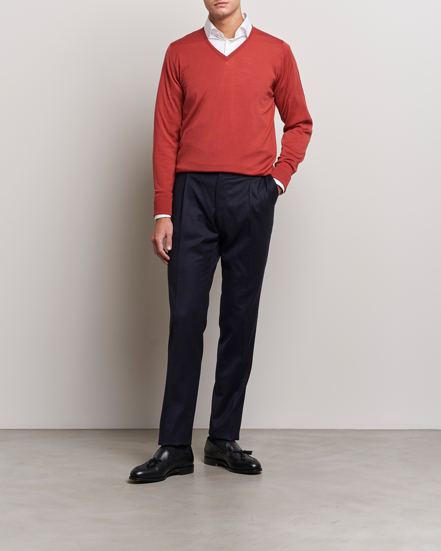 Herre | Trøjer | John Smedley | Bobby Extra Fine Merino V-Neck Pullover Redwood
