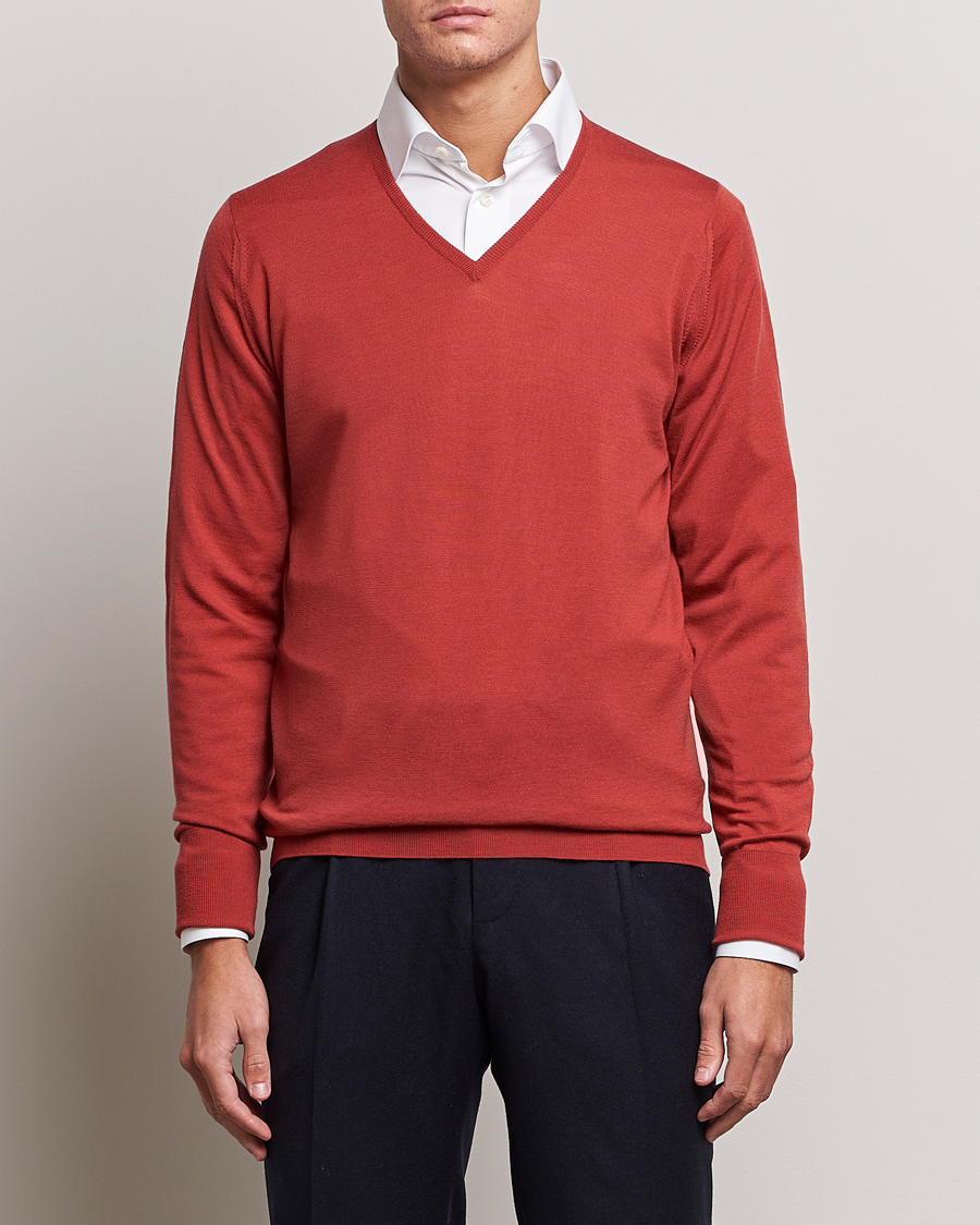 Herre | Trøjer | John Smedley | Bobby Extra Fine Merino V-Neck Pullover Redwood