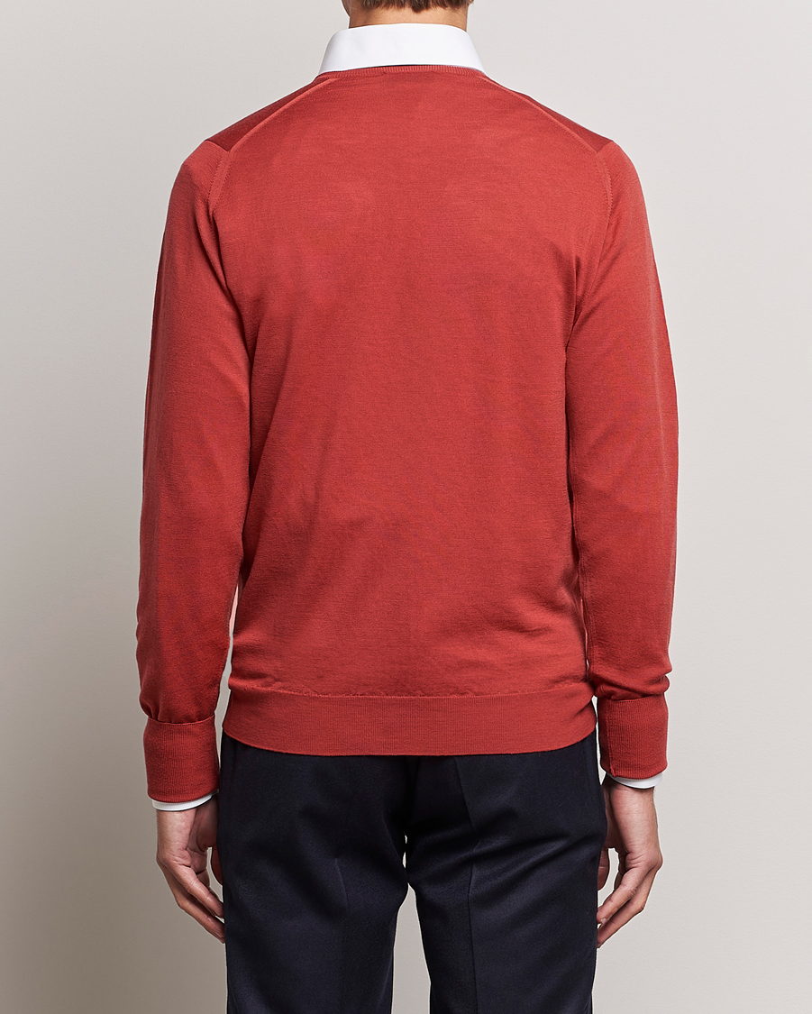 Herre | Trøjer | John Smedley | Bobby Extra Fine Merino V-Neck Pullover Redwood
