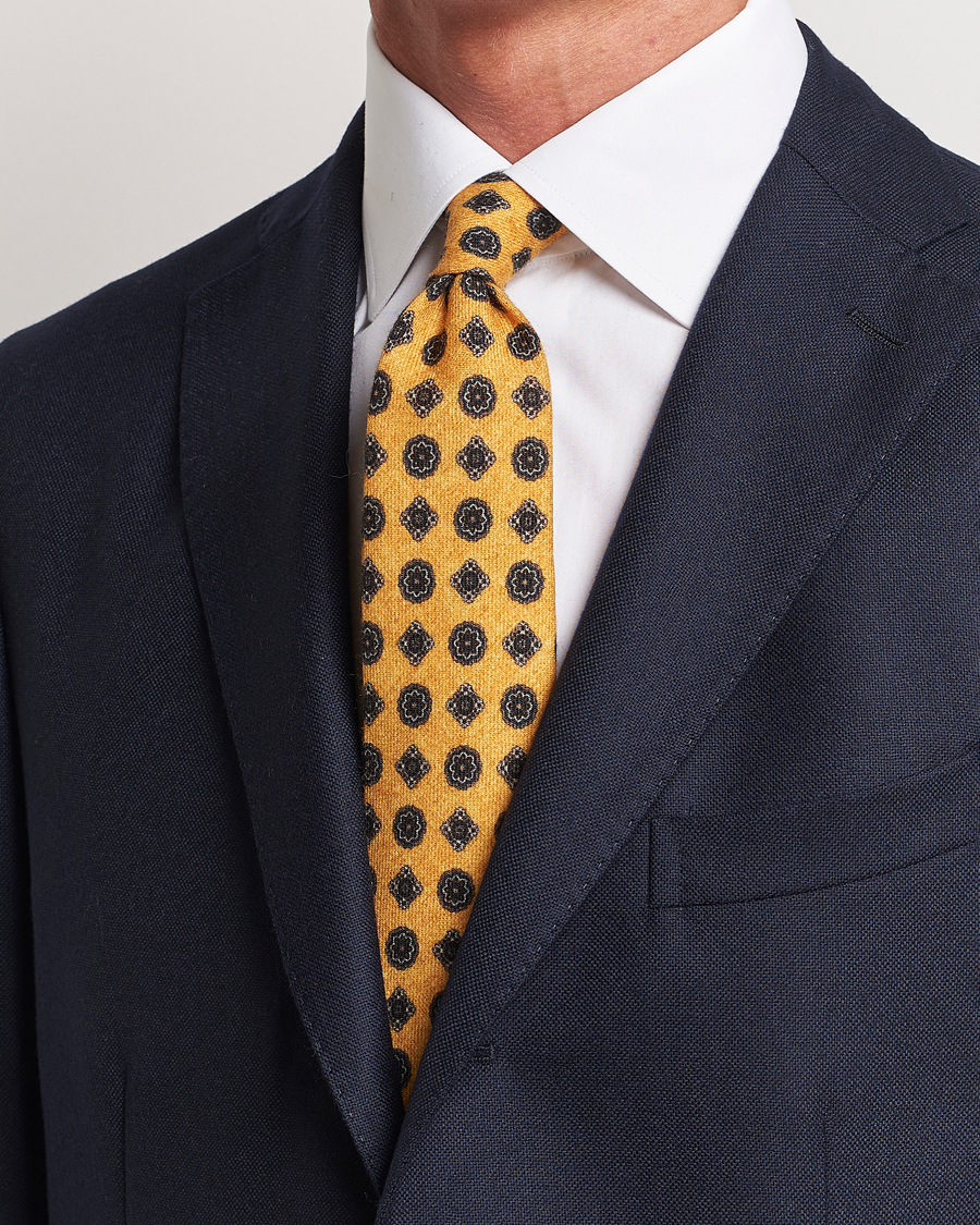 Herre | Amanda Christensen Wool Flannel 8cm Printed Medallion Tie Yellow | Amanda Christensen | Wool Flannel 8cm Printed Medallion Tie Yellow