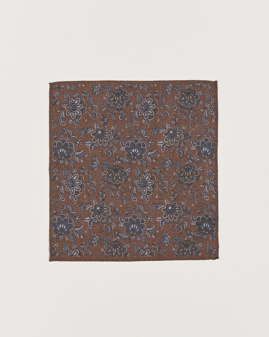 Herre | Amanda Christensen Wool Flannel Large Flower Pocket Square Brown | Amanda Christensen | Wool Flannel Large Flower Pocket Square Brown