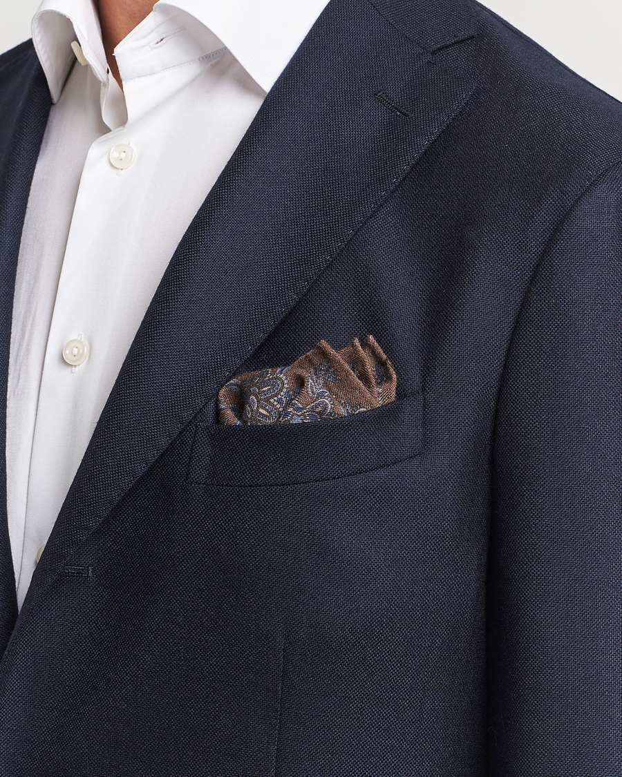 Herre | Amanda Christensen Wool Flannel Large Flower Pocket Square Brown | Amanda Christensen | Wool Flannel Large Flower Pocket Square Brown