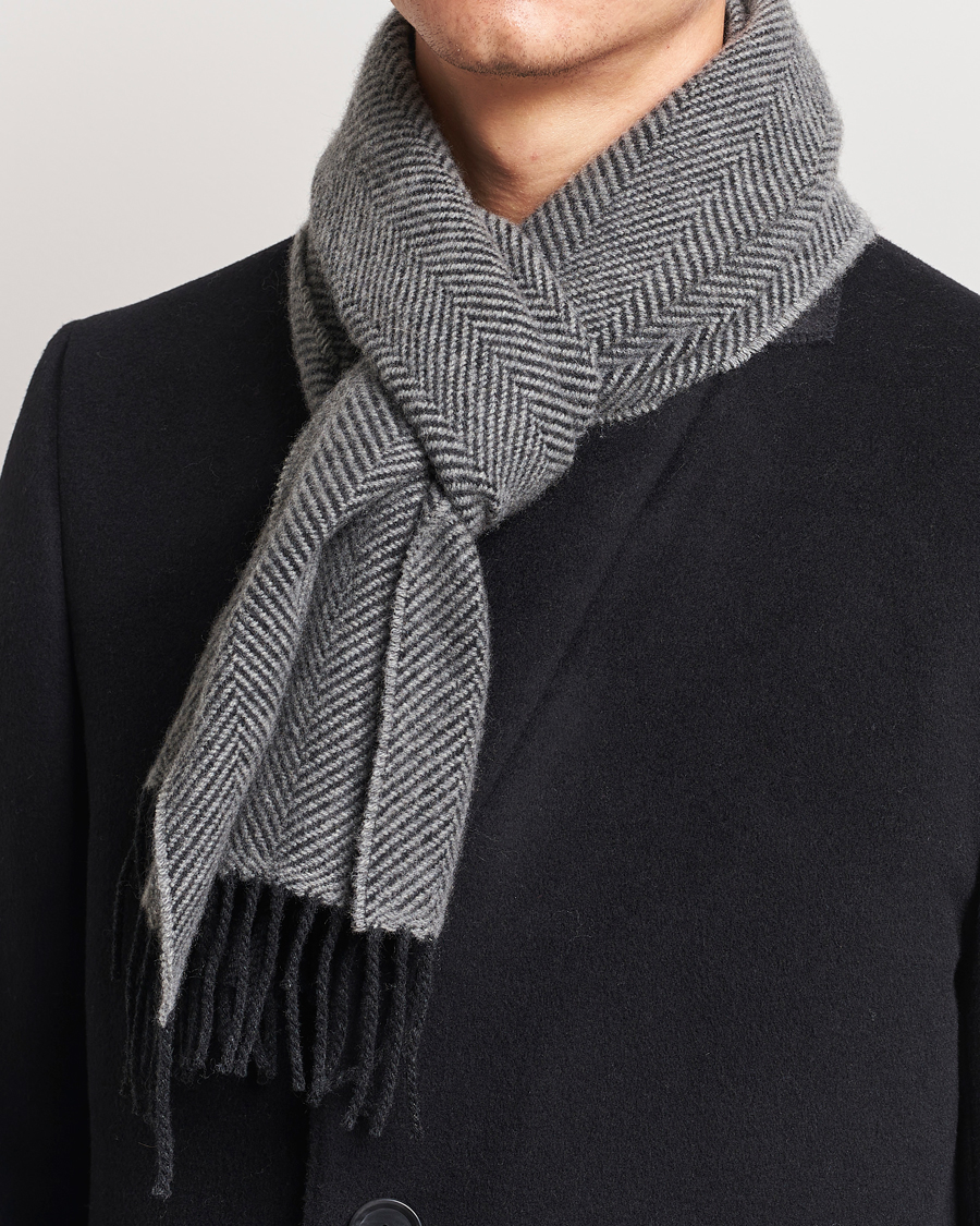 Herre | Begg & Co Herringbone Cashmere Scarf 30*170cm Grey | Begg & Co | Herringbone Cashmere Scarf 30*170cm Grey
