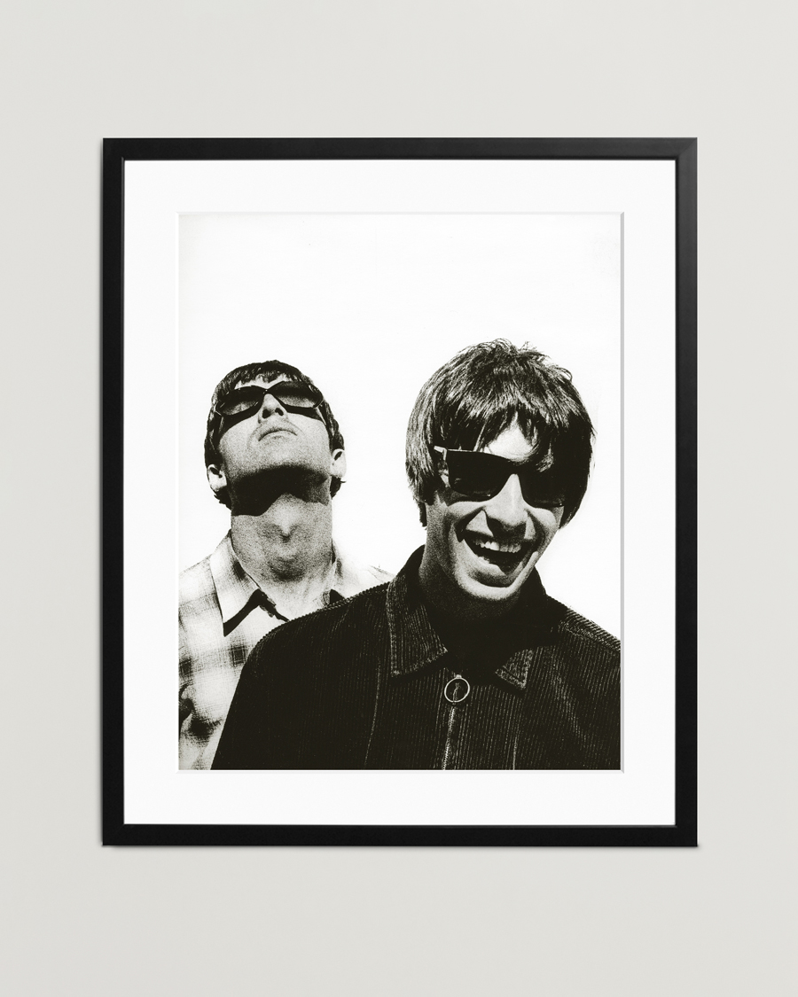 Herre | Plakater | Sonic Editions | Framed Noel & Liam At The Hotel