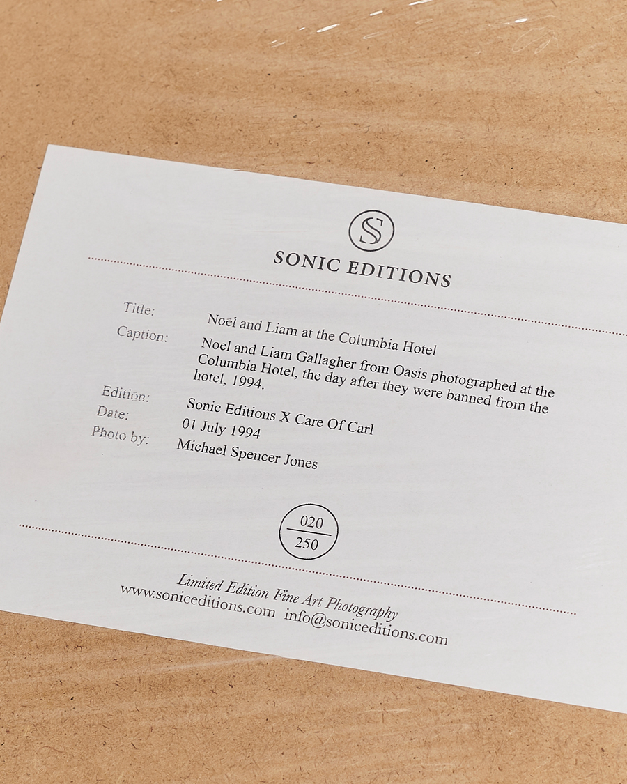 Herre | Plakater | Sonic Editions | Framed Noel & Liam At The Hotel