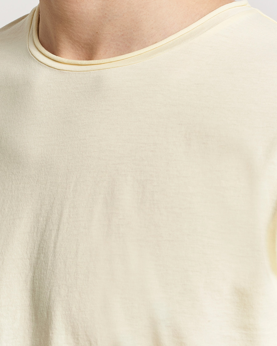 Herre | T-Shirts | Filippa K | Roll Neck Crew Neck T-Shirt Soft Yellow