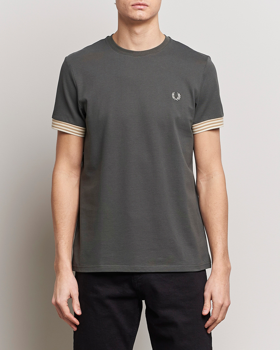 Herre | Afdelinger | Fred Perry | Striped Cuff Crew Neck T-Shirt Field Green
