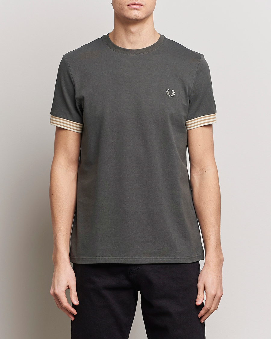 Herre | Tøj | Fred Perry | Striped Cuff Crew Neck T-Shirt Field Green