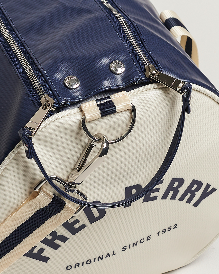 Herre | Fred Perry Classic Barrel Bag Navy/Ecru | Fred Perry | Classic Barrel Bag Navy/Ecru
