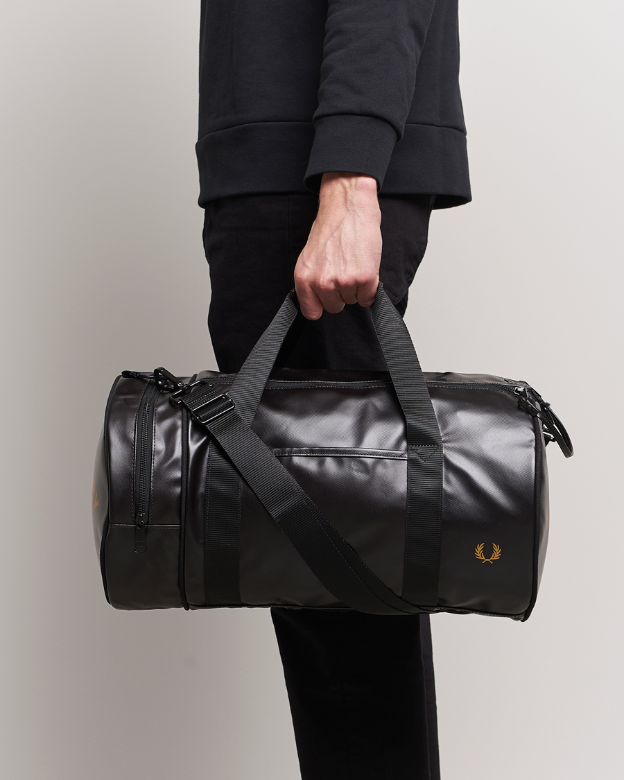 Herre | Tasker | Fred Perry | Tonal Classic Barrel Bag Black/Gold