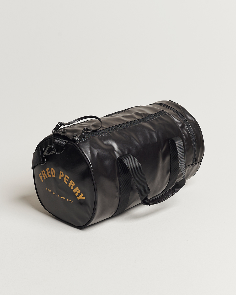 Herre | Tasker | Fred Perry | Tonal Classic Barrel Bag Black/Gold