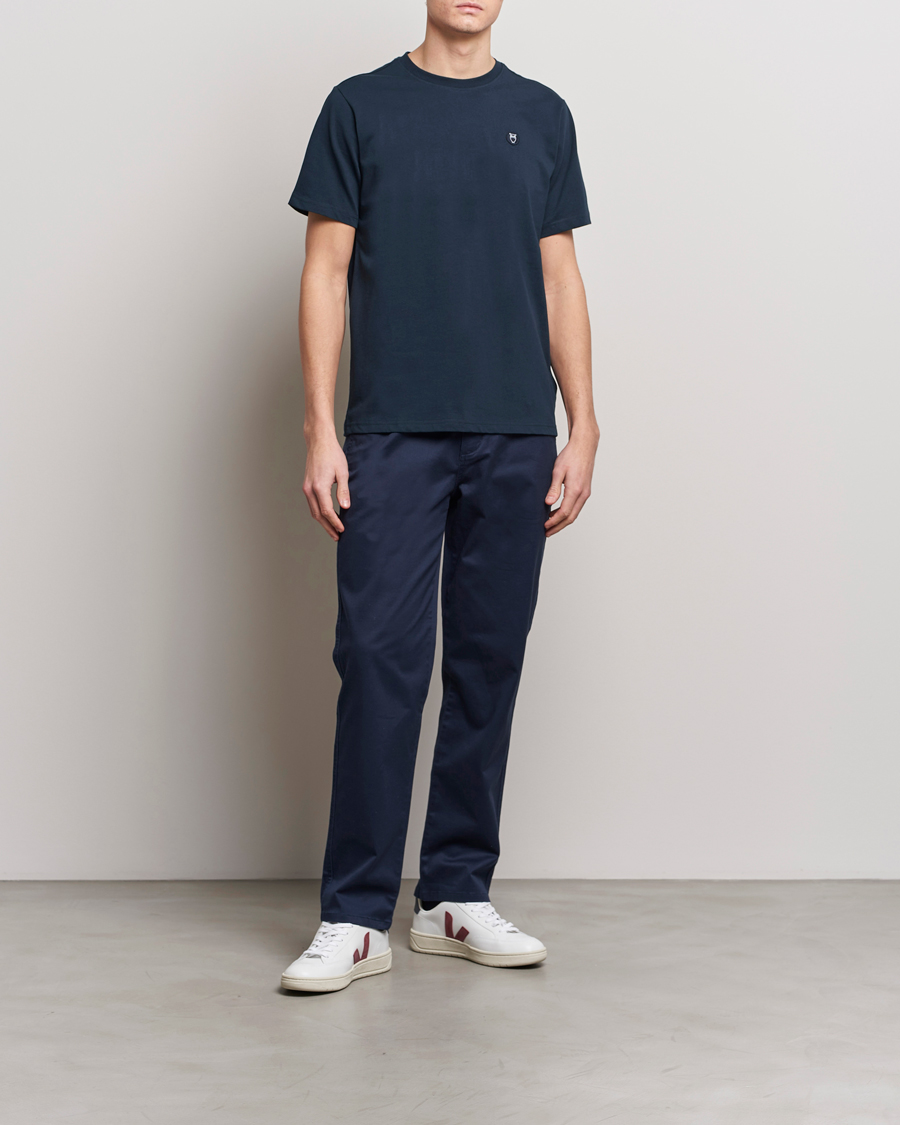 Herre | T-Shirts | KnowledgeCotton Apparel | Loke Badge T-Shirt Total Eclipse