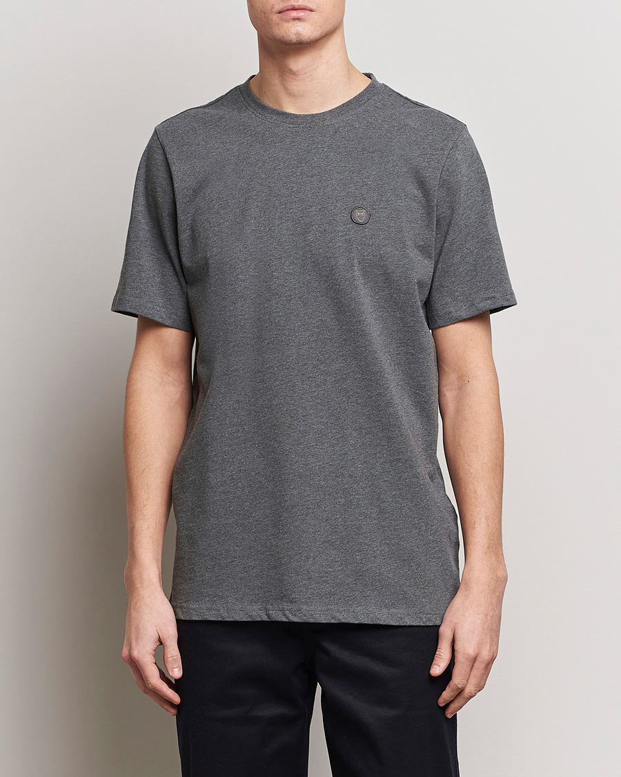 Herre | T-Shirts | KnowledgeCotton Apparel | Loke Badge T-Shirt Dark Grey Melange