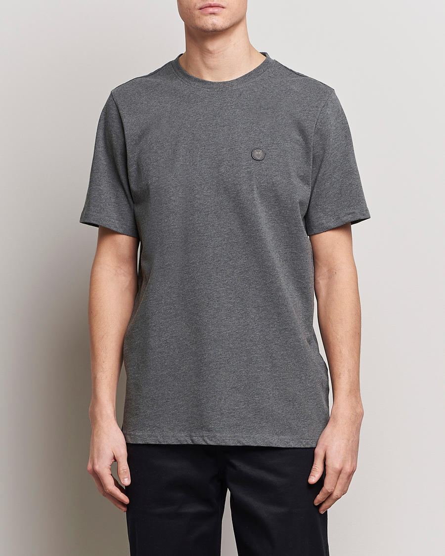 Herre | Tøj | KnowledgeCotton Apparel | Loke Badge T-Shirt Dark Grey Melange