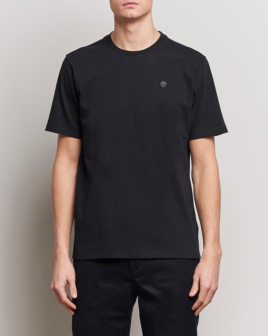 Herre | T-Shirts | KnowledgeCotton Apparel | Loke Badge T-Shirt Jet Black