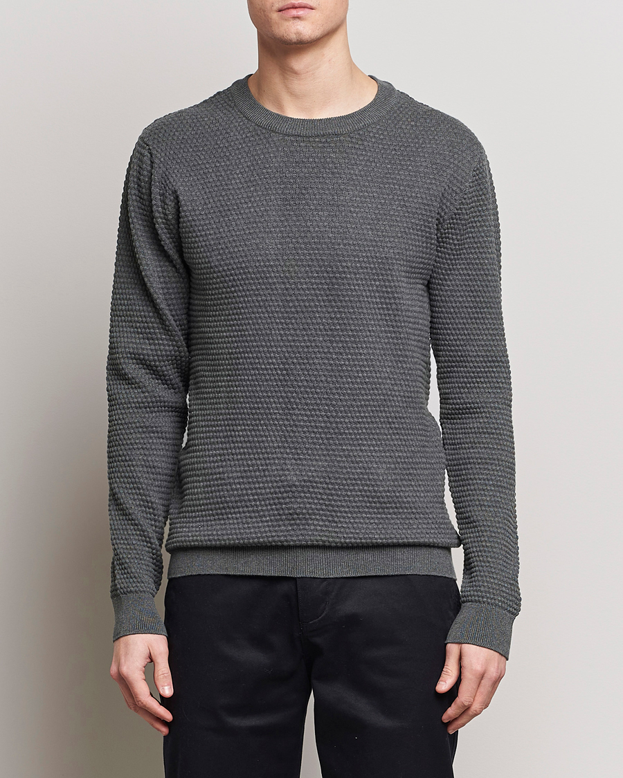 Herre | Tøj | KnowledgeCotton Apparel | Vagn Bubble Knit Cotton Crew Neck Dark Grey Melange