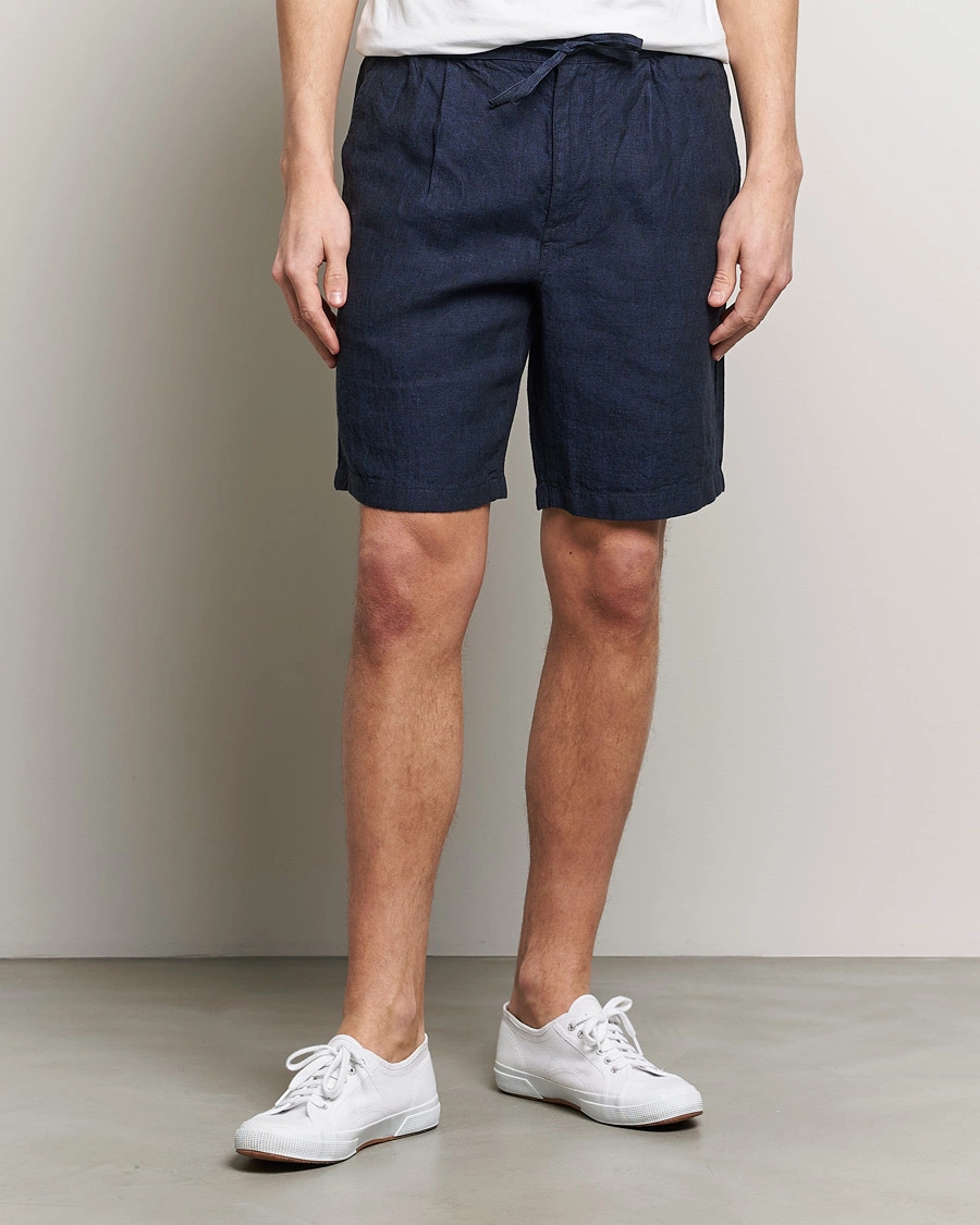 Herre | The linen lifestyle | KnowledgeCotton Apparel | Loose Linen Shorts Total Eclipse