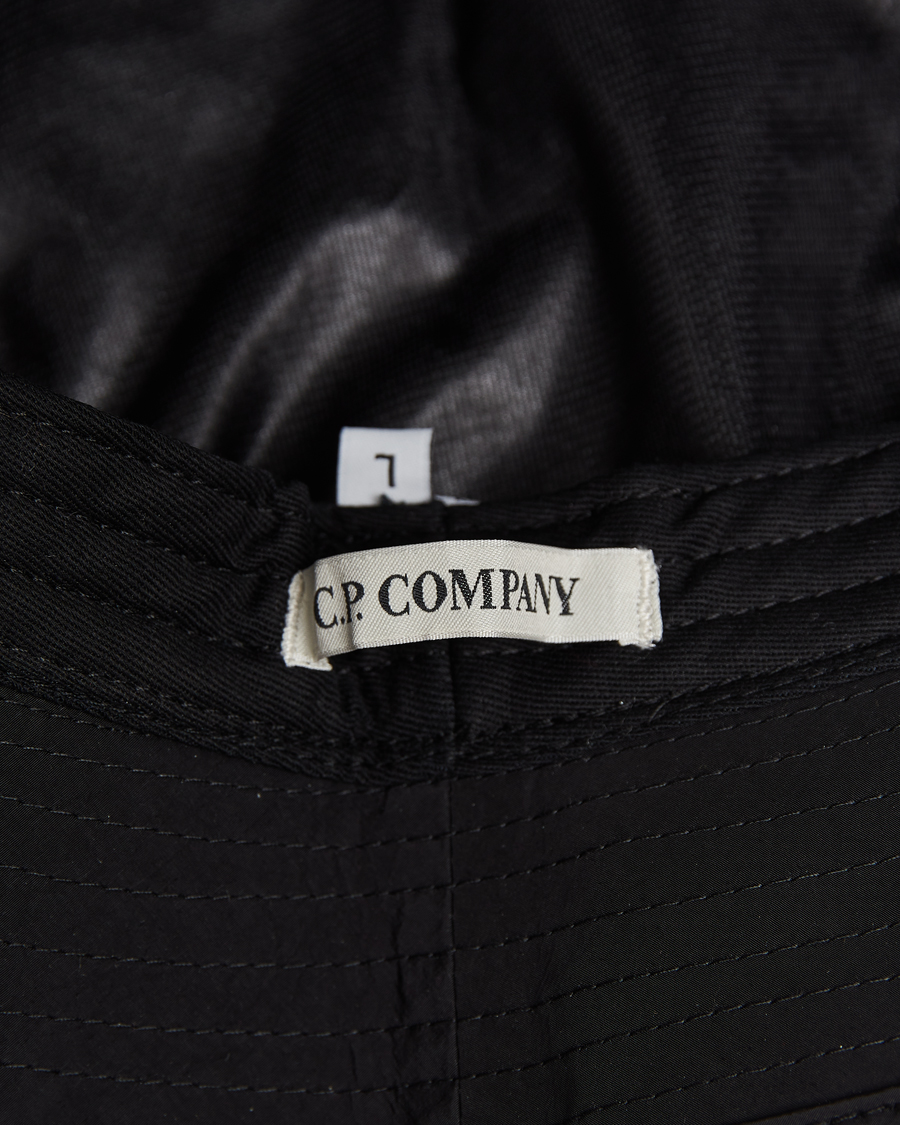 Herre | C.P. Company Chrome R Bucket Hat Black | C.P. Company | Chrome R Bucket Hat Black