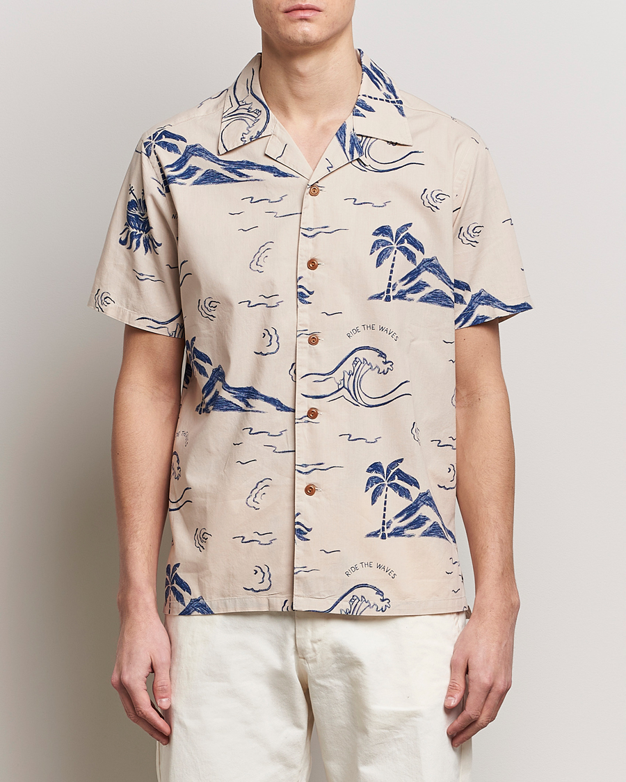 Herre | Tøj | Nudie Jeans | Arvid Printed Waves Hawaii Short Sleeve Shirt Ecru