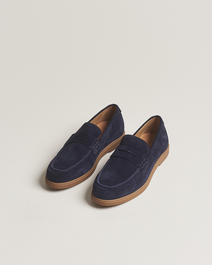 Herre | Håndlavet sko - Skoblokskampagne | Loake 1880 | Lucca Suede Penny Loafer Navy