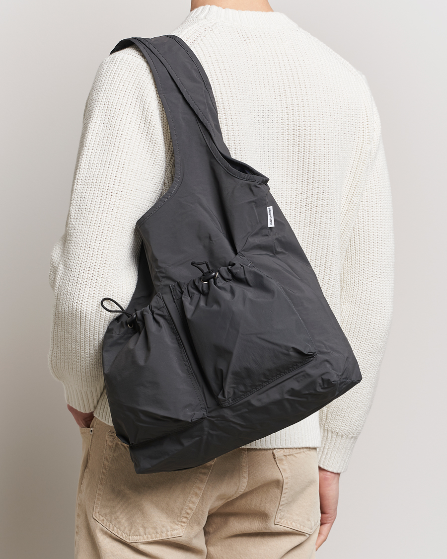 Herre | Tote bags | mazi untitled | Nylon Bore Bag Grey