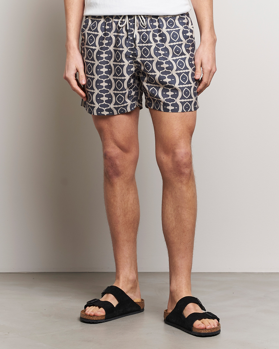 Herre | Badeshorts med snøring | OAS | Printed Swimshorts Forge Hypnotise