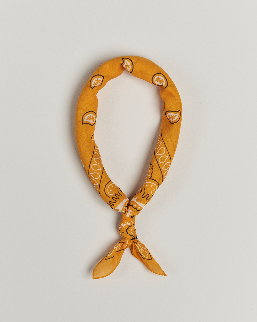 Herre | Amanda Christensen Cotton Voilé Printed Paisley Bandana Yellow | Amanda Christensen | Cotton Voilé Printed Paisley Bandana Yellow