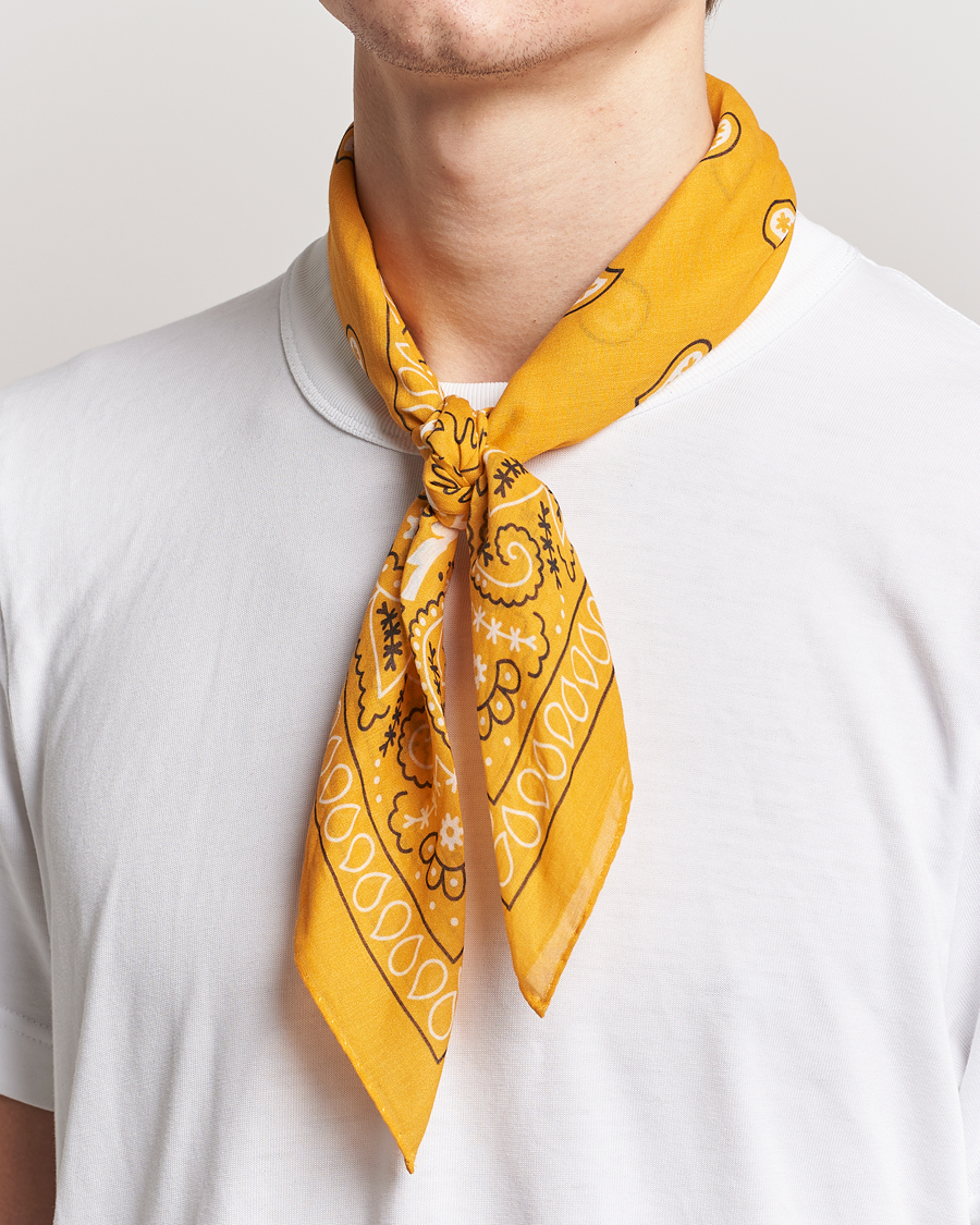 Herre | Amanda Christensen Cotton Voilé Printed Paisley Bandana Yellow | Amanda Christensen | Cotton Voilé Printed Paisley Bandana Yellow