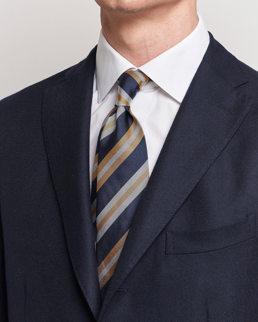 Herre | Amanda Christensen Silk Club Striped 8cm Tie Navy/Yellow | Amanda Christensen | Silk Club Striped 8cm Tie Navy/Yellow