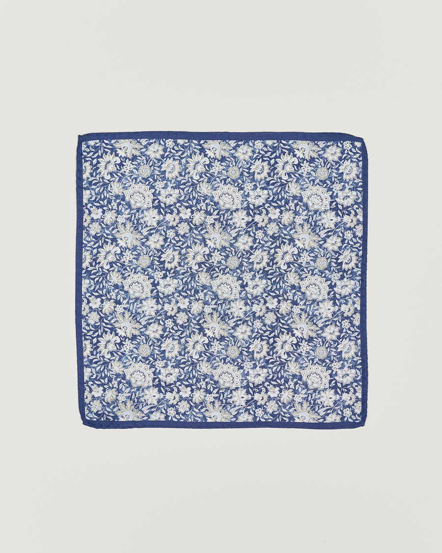 Herre | Amanda Christensen Silk Oxford Printed Flower Pocket Square Navy | Amanda Christensen | Silk Oxford Printed Flower Pocket Square Navy