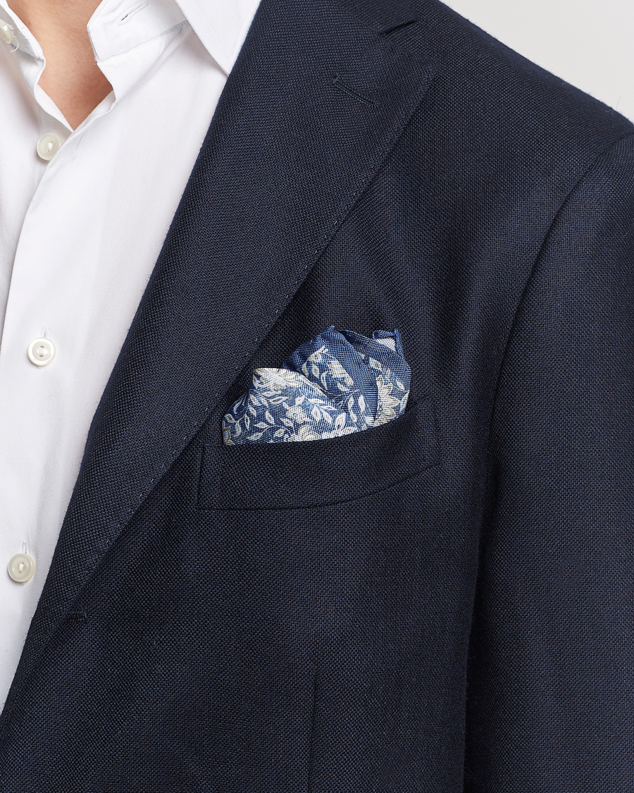 Herre | Amanda Christensen Silk Oxford Printed Flower Pocket Square Navy | Amanda Christensen | Silk Oxford Printed Flower Pocket Square Navy