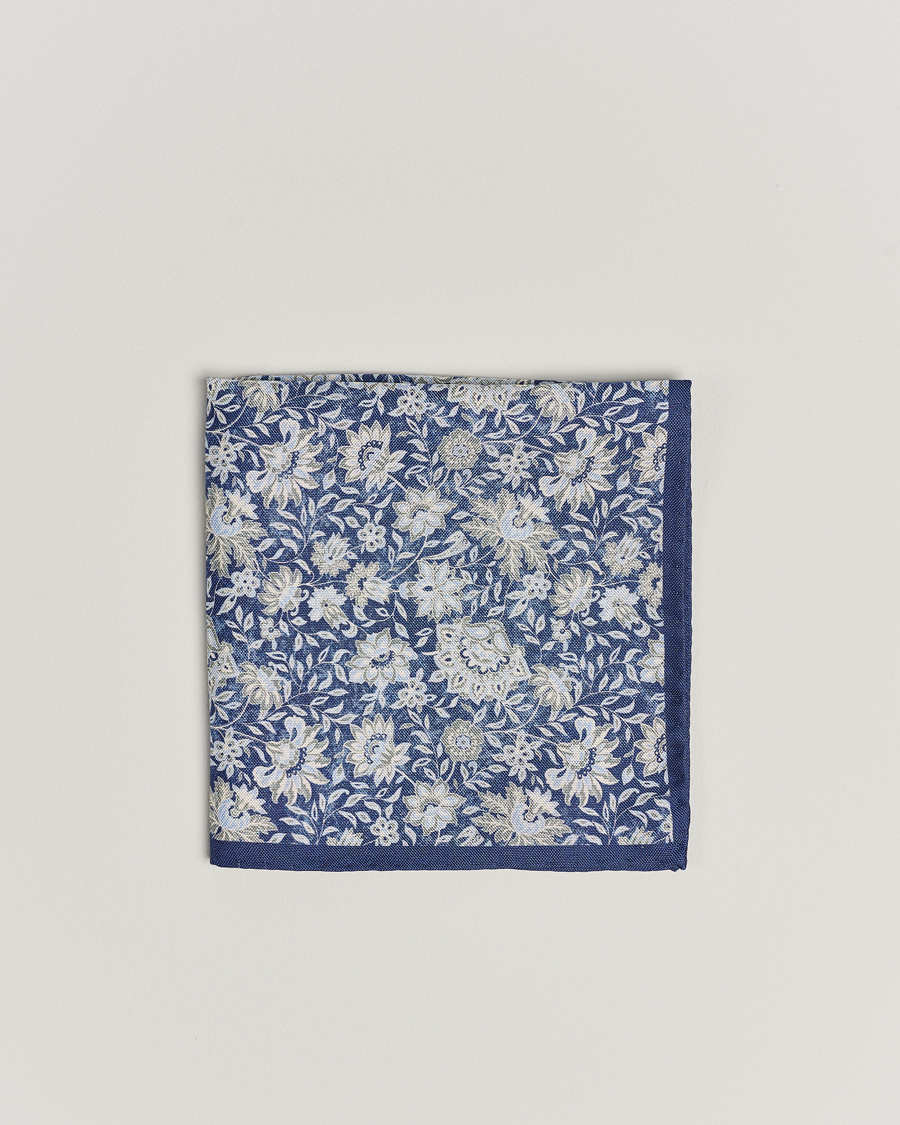 Herre | Amanda Christensen Silk Oxford Printed Flower Pocket Square Navy | Amanda Christensen | Silk Oxford Printed Flower Pocket Square Navy