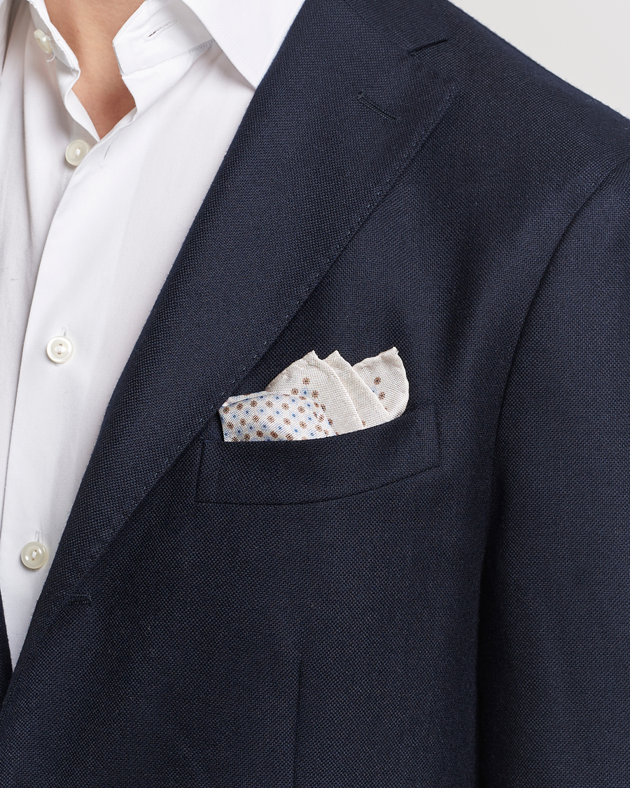 Herre | Amanda Christensen Silk Oxford Printed Flower Pocket Square Cream | Amanda Christensen | Silk Oxford Printed Flower Pocket Square Cream