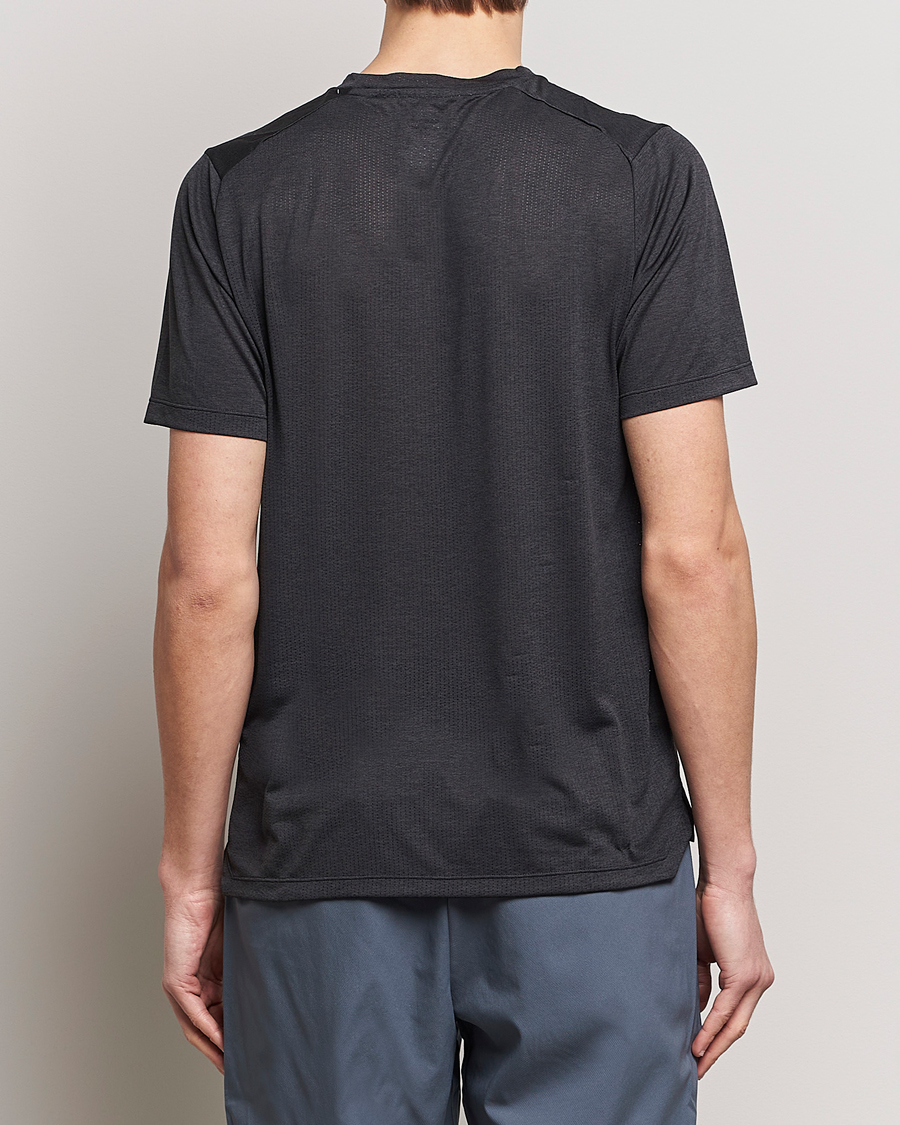 Herre | T-Shirts | New Balance Running | Athletics Short Sleeve T-Shirt Black