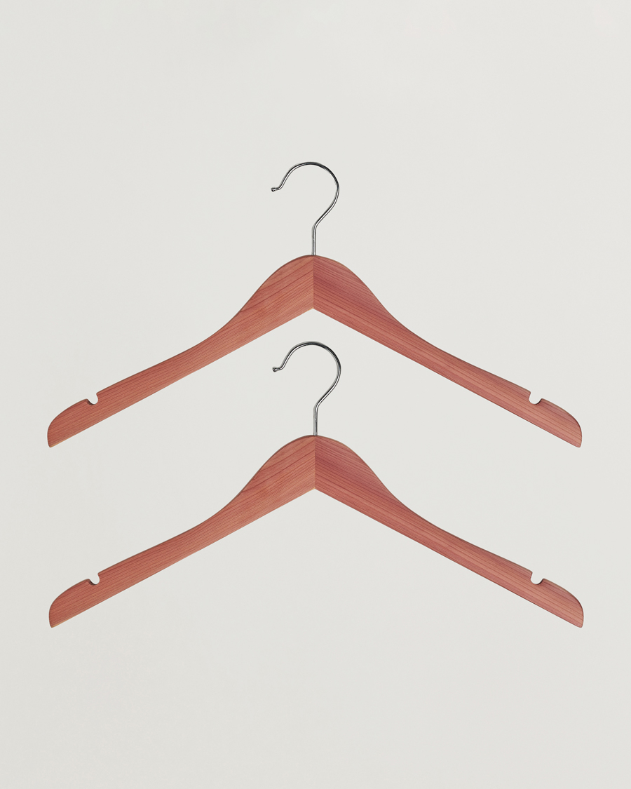 Herre | Eksklusivt for Care of Carl | Care with Carl | 2-Pack Cedar Wood Shirt Hangers