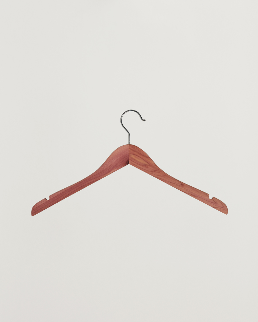 Herre | Eksklusivt for Care of Carl | Care with Carl | 2-Pack Cedar Wood Shirt Hangers
