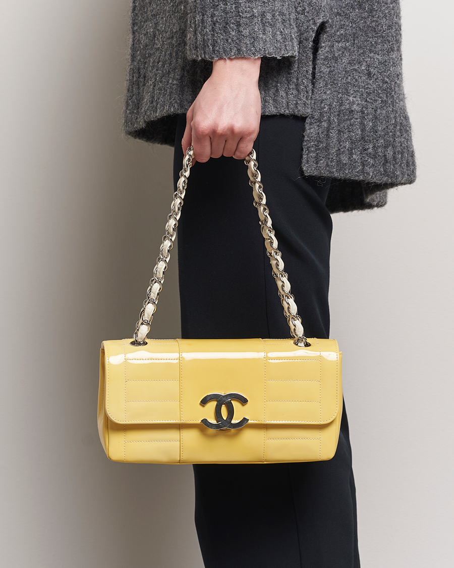 Herre | Chanel Pre-Owned Patent Flap Bag Yellow | Chanel Pre-Owned | Patent Flap Bag Yellow