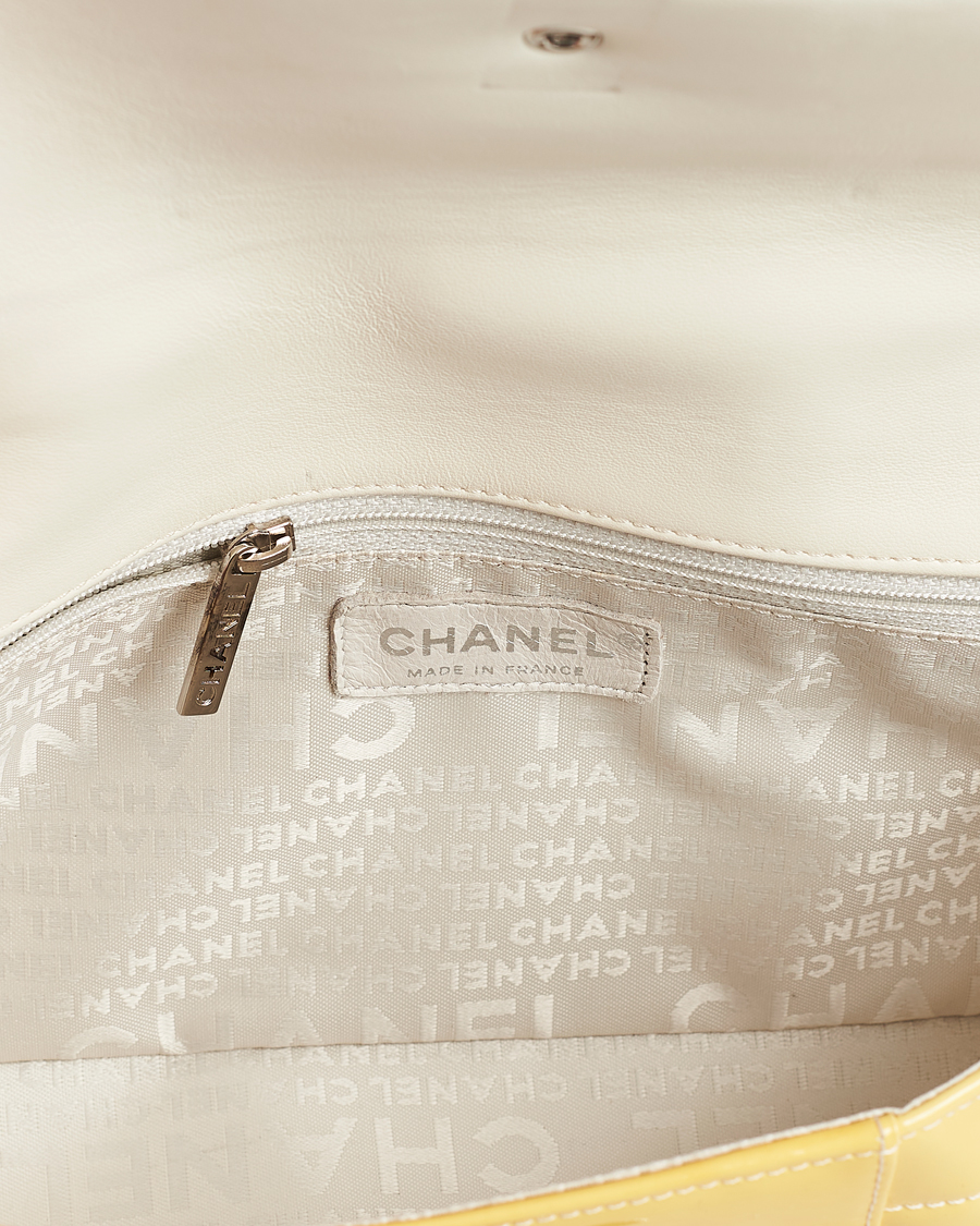 Herre | Chanel Pre-Owned Patent Flap Bag Yellow | Chanel Pre-Owned | Patent Flap Bag Yellow