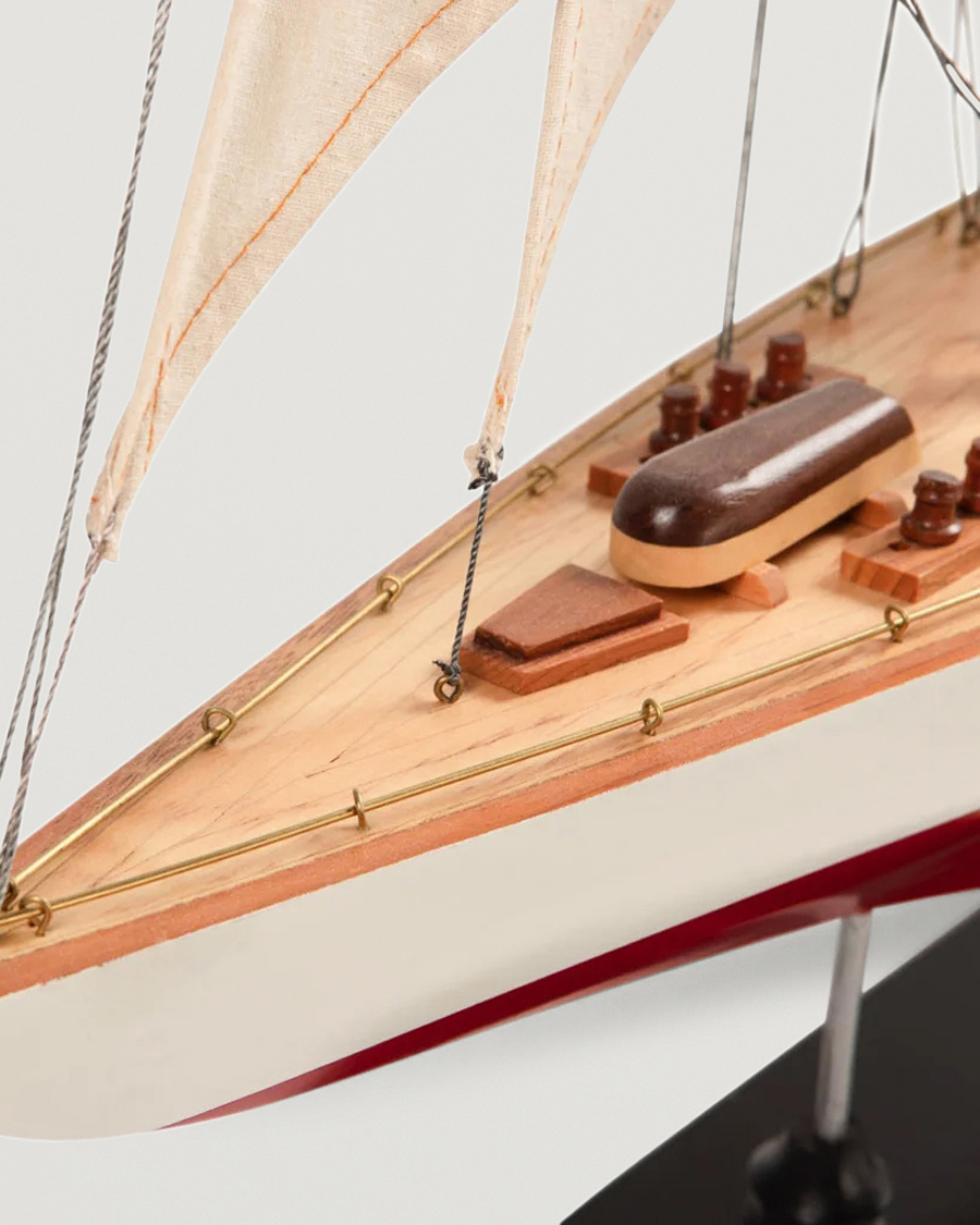 Herre | Authentic Models Endeavour Yacht White/Red | Authentic Models | Endeavour Yacht White/Red