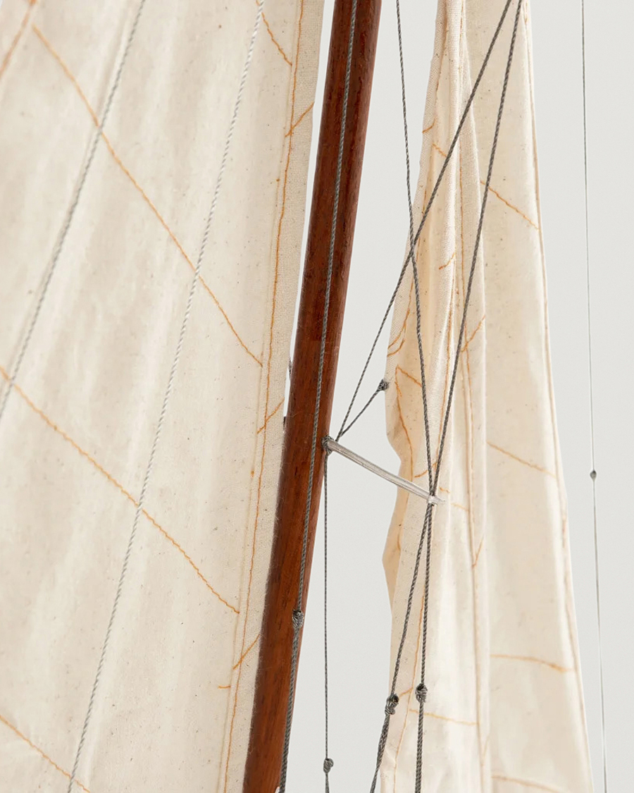 Herre | Authentic Models Endeavour Yacht White/Red | Authentic Models | Endeavour Yacht White/Red