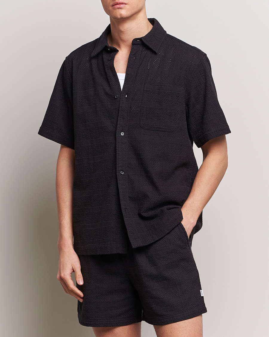 Herre | Nye produktbilleder | LES DEUX | Charlie Short Sleeve Knitted Shirt Black