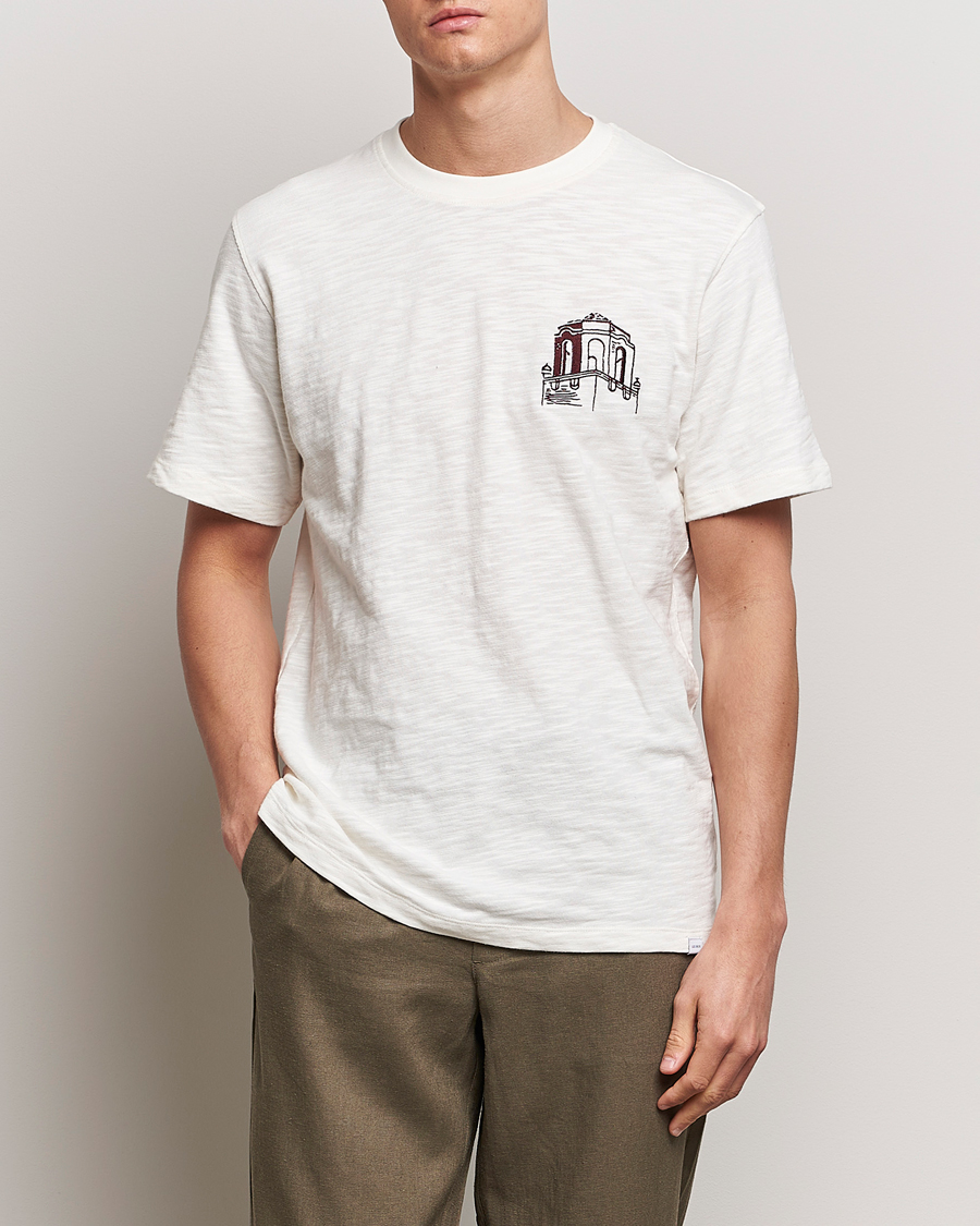 Herre | T-Shirts | LES DEUX | Hotel Embroidery T-Shirt Ivory