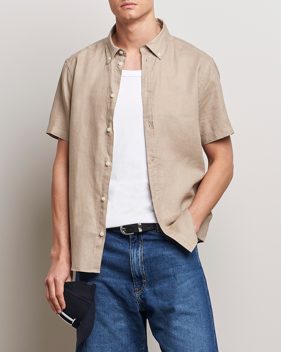 Herre | LES DEUX | LES DEUX | Kris Short Sleeve Linen Shirt Dark Sand