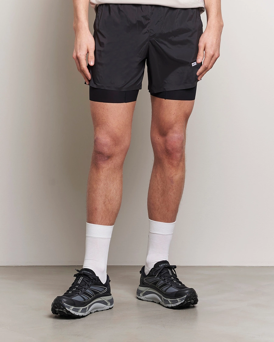 Herre | Funktionelle shorts | Satisfy | TechSilk 5 Inch Shorts Black