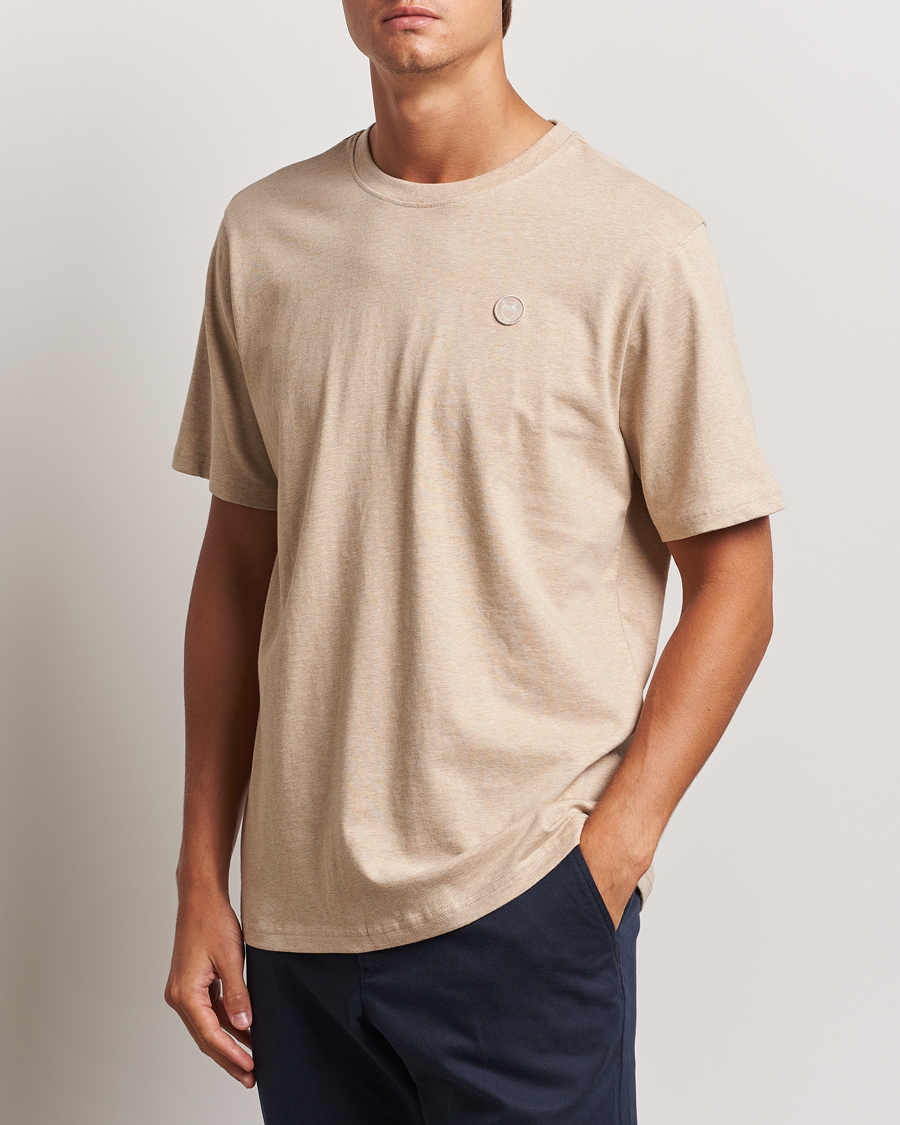 Herre | T-Shirts | KnowledgeCotton Apparel | Loake Badge T-Shirt Safari Melange