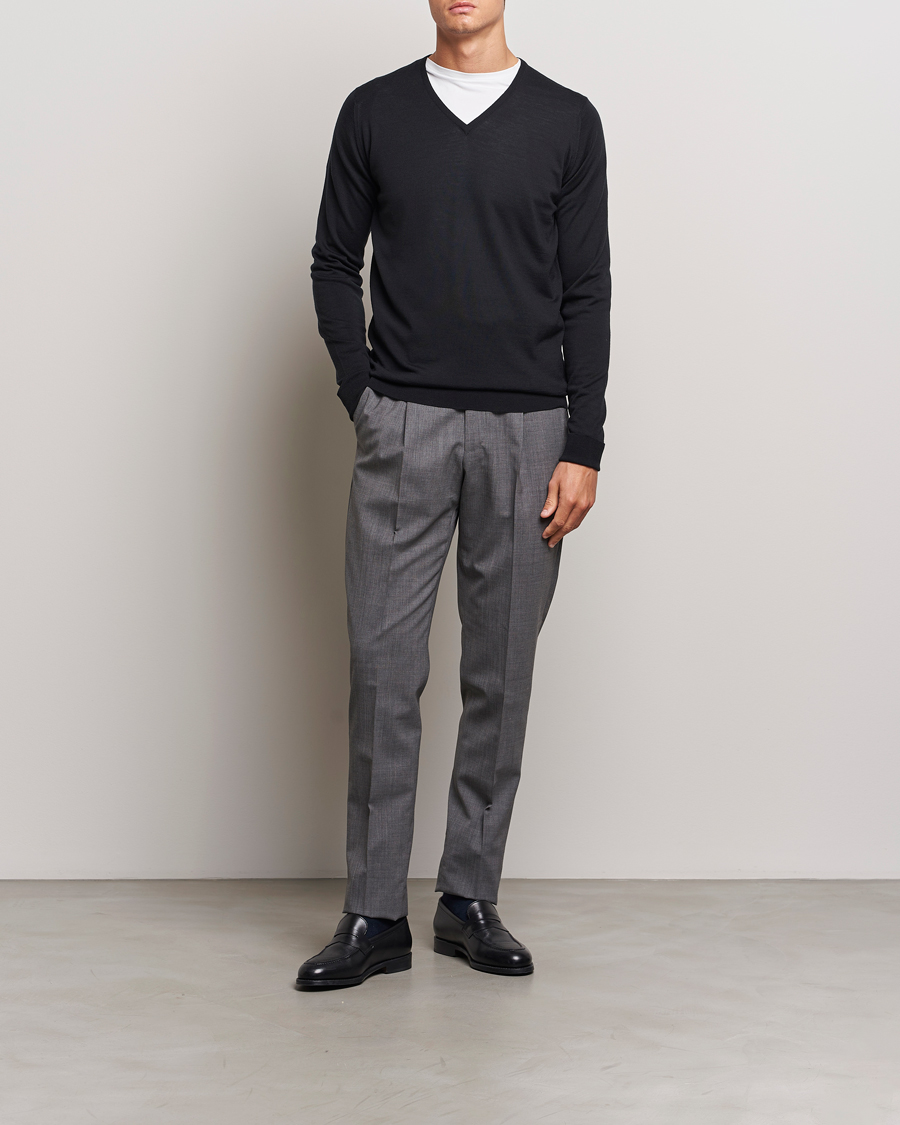 Herre | Trøjer | John Smedley | Bobby Extra Fine Merino V-Neck Pullover Black